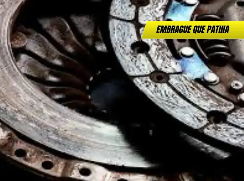 Primer plano de un disco de embrague desgastado. El **pedal de embrague muy alto** indica que el embrague patina y necesita ser reemplazado.