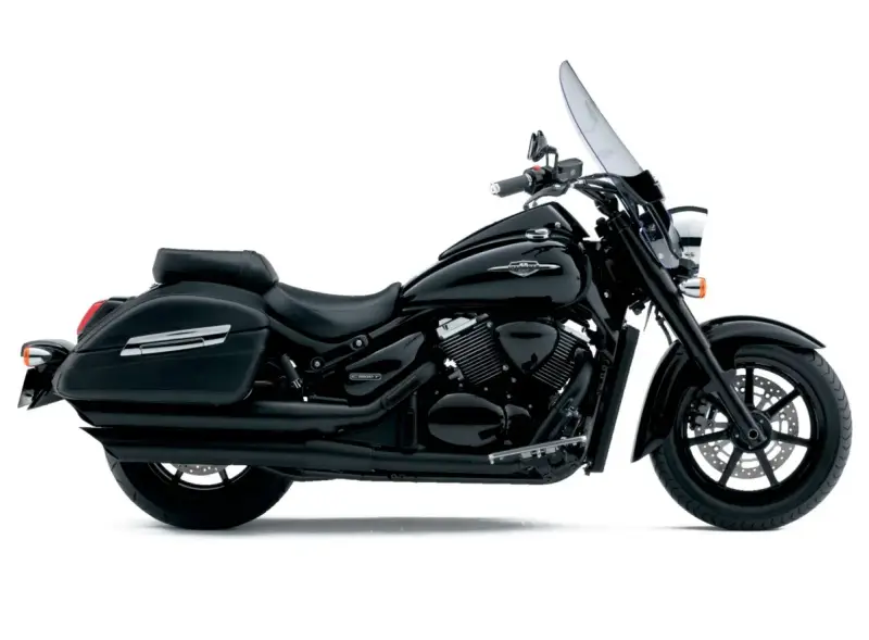 Czarny Suzuki Intruder 1500 z kuframi i szybą. Choć piękny, warto znać jego wady przed zakupem.