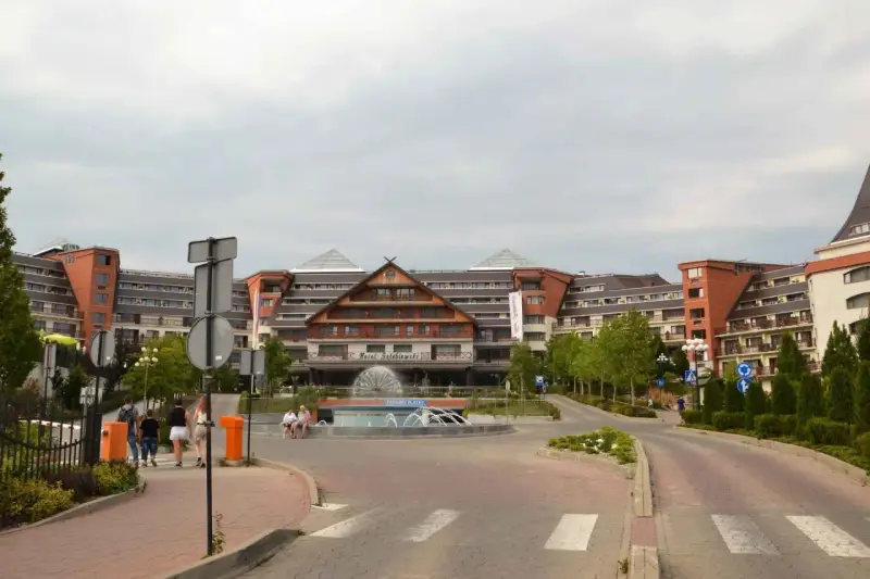 Hotel Gołębiewski w Karpaczu z fontanną przed wejściem. Kamery hotelowe zapewne uchwyciły ten widok.