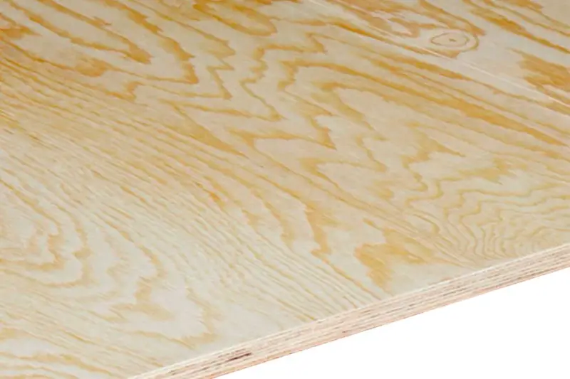 Närbild på en skiva vattenfast plywood utomhus med tydliga ådringar i träet. Perfekt för byggprojekt som kräver hållbarhet.