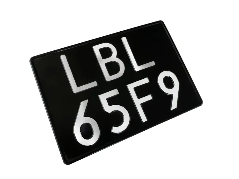 Czarna tablica rejestracyjna LBL 65F9, gotowa do montażu na pojeździe.