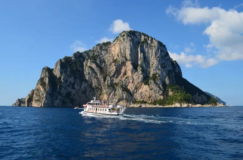 Rejs statkiem "S. Valentino" przy skalistych brzegach Capri. Idealne miejsce na wakacje!