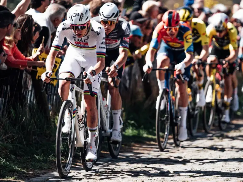 Radprofis kämpfen auf Kopfsteinpflaster um die Vorherrschaft. Ein Moment, der die Geschichte der Monumente des Radsports schreibt.