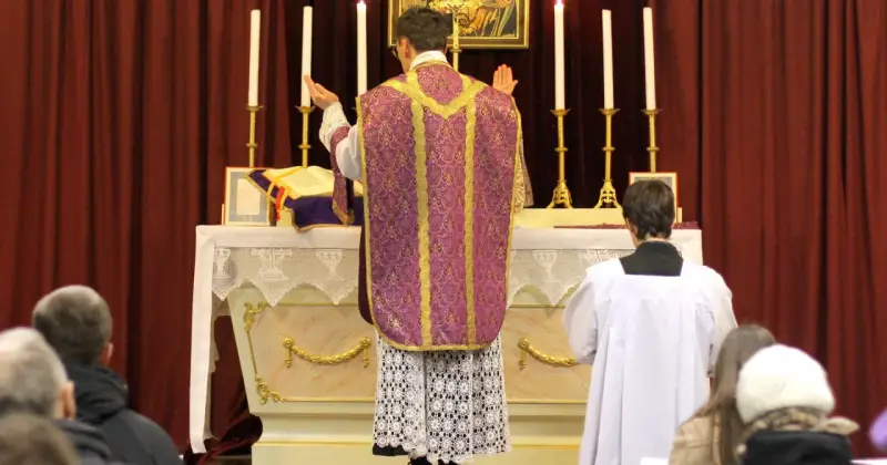 Lefebryści podczas mszy. Kapłan w bogato zdobionej szacie odprawia nabożeństwo.
