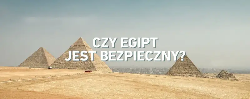 Piramidy w Gizie na tle miasta. Napis na zdjęciu: "Czy Egipt jest bezpieczny?".