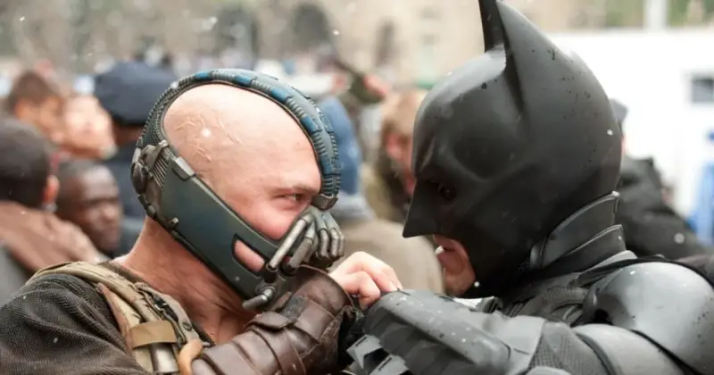 Batman (Robert Pattinson) i Bane (Tom Hardy) w scenie walki. Batman 2022 obsada w akcji.