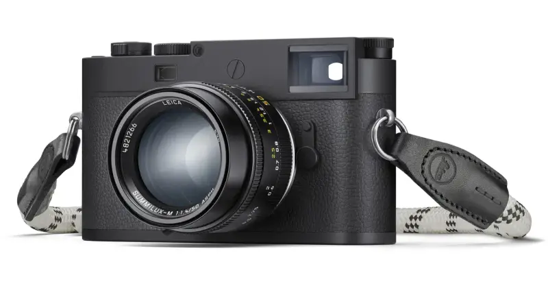 Leica M11 Monochrom, cámara negra con lente Summilux-M 50mm f/1.4 y correa de cuero.