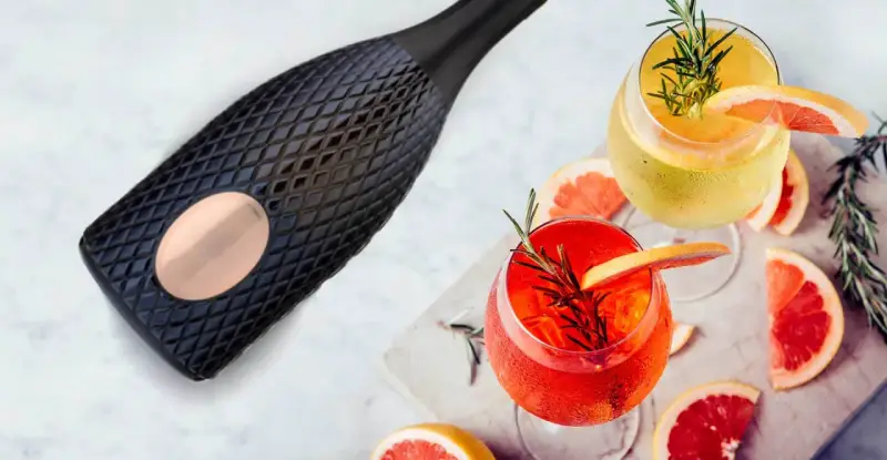 Elegancka butelka i dwa orzeźwiające drinki z grejpfrutem i rozmarynem. Poczuj, jak smakuje prosecco!