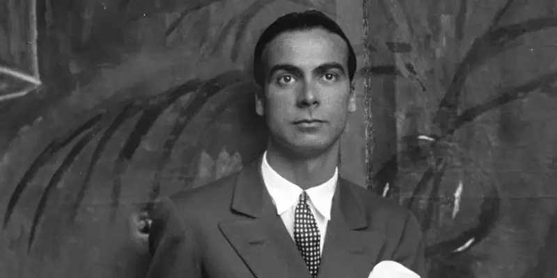 Ritratto di Cristóbal Balenciaga, il cui nome è sinonimo di alta moda. Indossa un abito elegante con cravatta a pois.