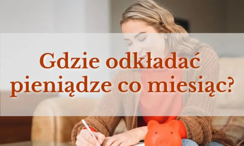 Kobieta planuje, gdzie trzymać pieniądze co miesiąc, obok niej skarbonka.