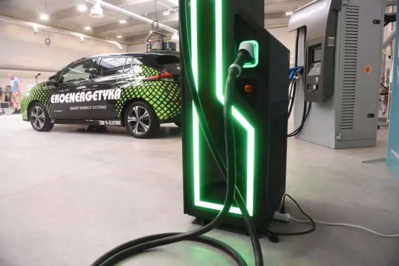 Elektryczny samochód "Ekoenergetyka" przy nowoczesnej ładowarce. Od września 2026 r. każdy blok musi mieć punkt ładowania aut elektrycznych.