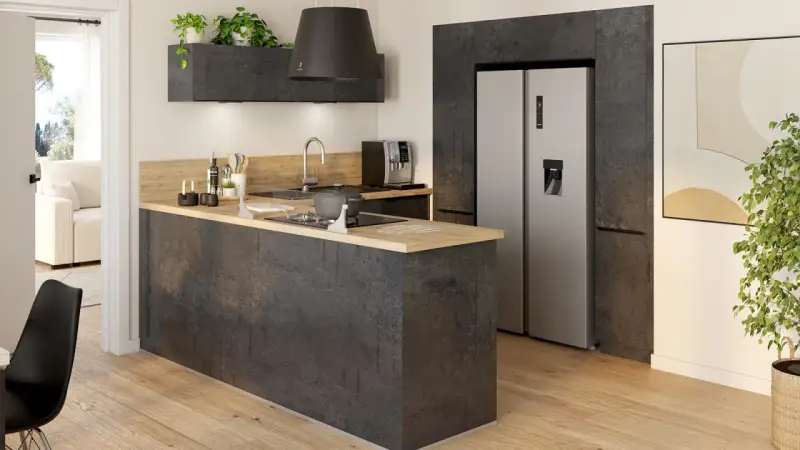 Îlot de cuisine moderne avec plan de travail en bois, idéal pour un deco plan de travail cuisine. Un réfrigérateur argenté et une hotte noire complètent l'ensemble.
