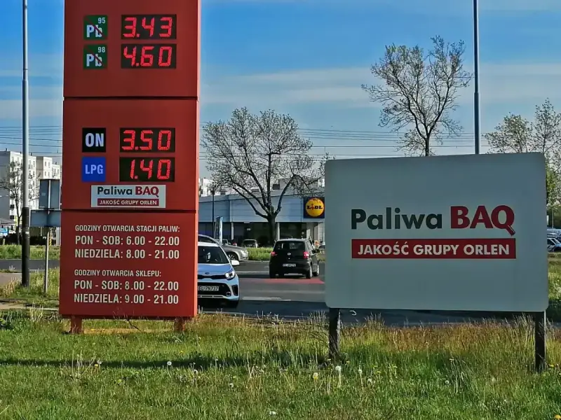 Cena LPG na stacji paliw BAQ to 1.40. Obok widnieje cena ON 3.50.