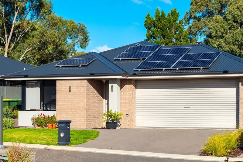 Maison avec panneaux solaires sur le toit. Un bon exemple pour savoir quel type de panneau solaire choisir pour une installation résidentielle.