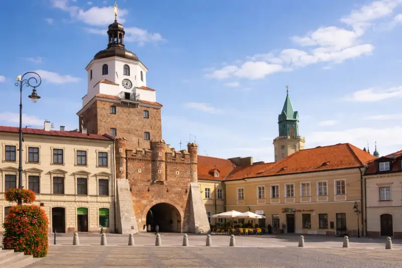 Brama Krakowska i wieża widoczna na lublin starówka. Słoneczny dzień na rynku.