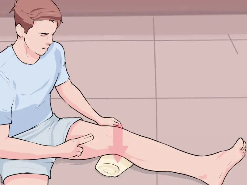 Mann mit einem Handtuch unter dem Knie, der auf eine Schwellung zeigt. Möglicherweise eine Bakerzyste, die mit Liebscher & Bracht behandelt wird.