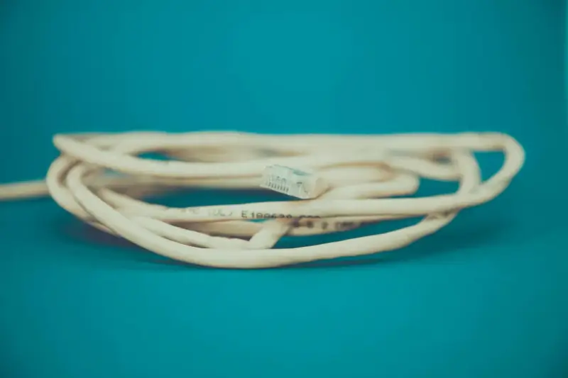 En hoprullad nätverkskabel på 10 meter med en RJ45-kontakt.