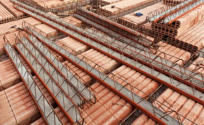 Strop teriva w budowie, widoczne pustaki ceramiczne i zbrojenie. Sprawdź aktualną strop teriva cena.