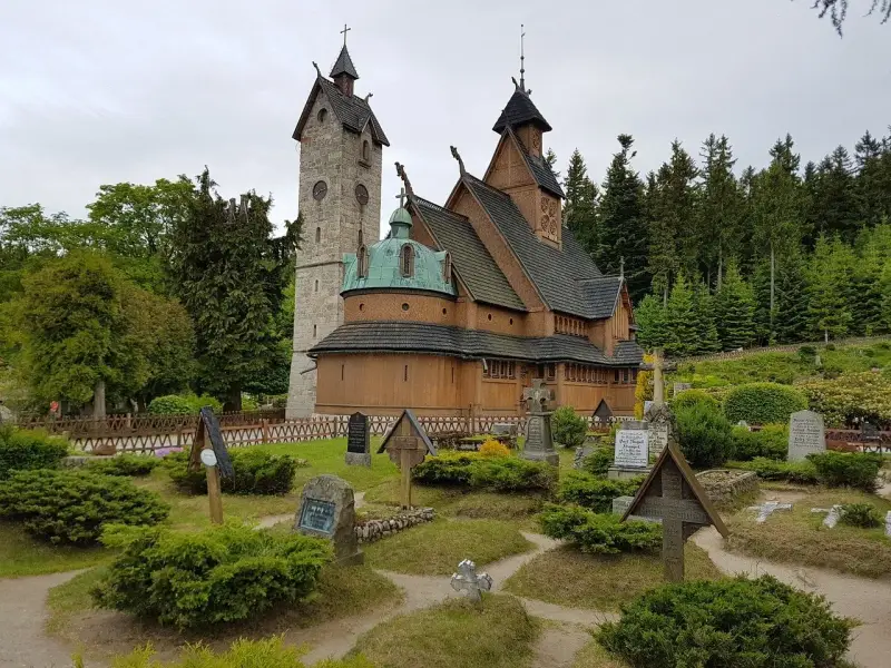 Drewniana świątynia Wang w Karkonoszach, otoczona cmentarzem i lasem. Ciekawe są jej skandynawskie korzenie i unikalna architektura.