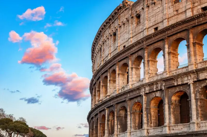Il Colosseo al tramonto, un'icona da non perdere per chi pianifica cosa visitare a Roma in 4 giorni.