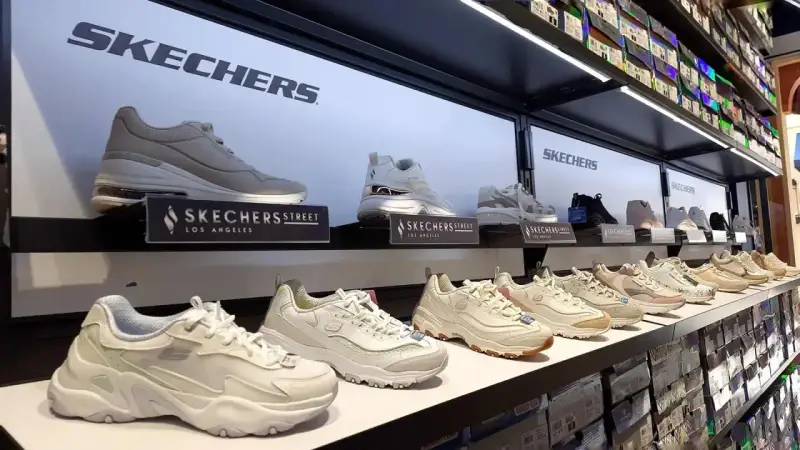 Skechers to znana firma obuwnicza. Na półkach sklepowych prezentowane są różnorodne modele butów tej marki, od sportowych po casualowe.