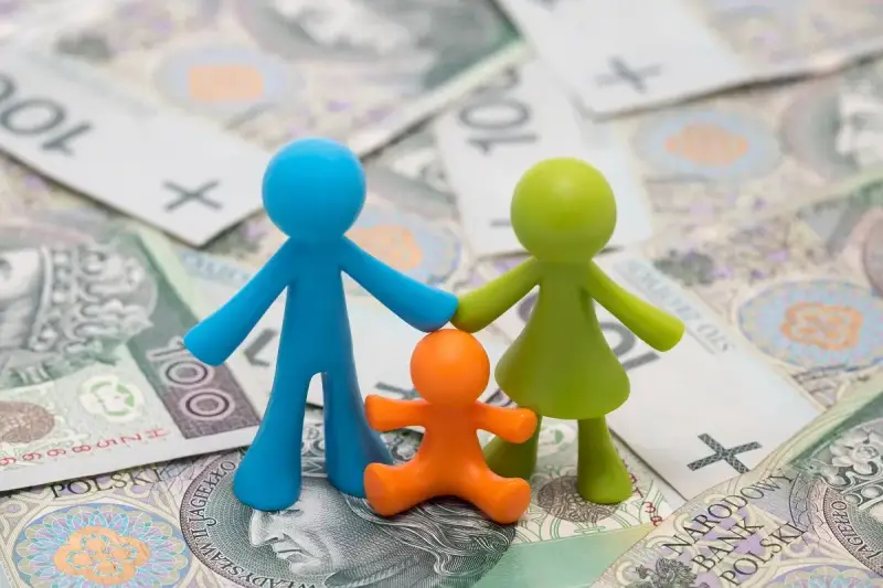 Figurki rodziny na tle polskich banknotów. Zastanawiasz się, rodzinne ile wynosi wsparcie?