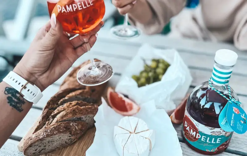 Aperitif Pamplemousse z winogronami, serem i bagietką. Idealny na letnie popołudnie.