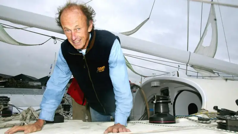 Mike Birch, le navigateur, sur le pont d'un voilier, prêt pour l'aventure.