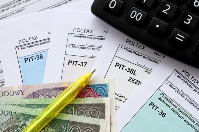 Formularze PIT, pieniądze i kalkulator. Zastanawiasz się, do kiedy trzeba zapłacić niedopłatę podatku? Sprawdź terminy rozliczeń.