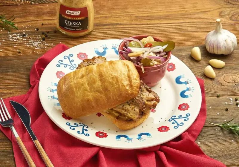 Pyszny BLT z czeską musztardą Prymat, podany z surówką i czosnkiem. Idealny na szybki obiad.