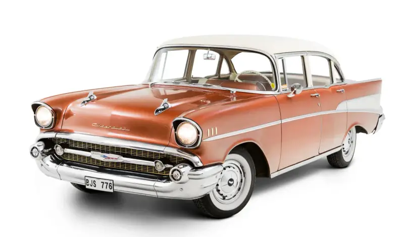En glänsande orange och vit cheva 57, en ikonisk amerikansk klassiker, står redo för en tur.