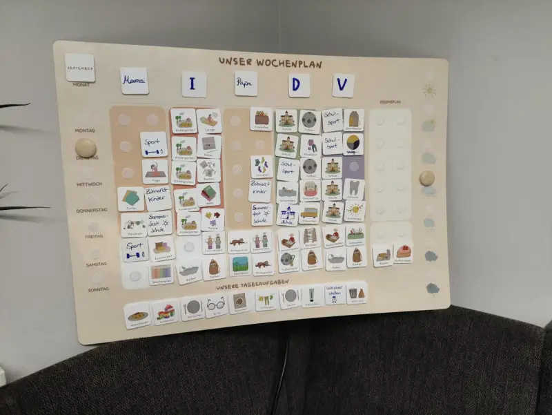 Ein gemeinsamer Kalender App mit Icons für tägliche Aufgaben wie Kindergarten, Sport und Arztbesuche.
