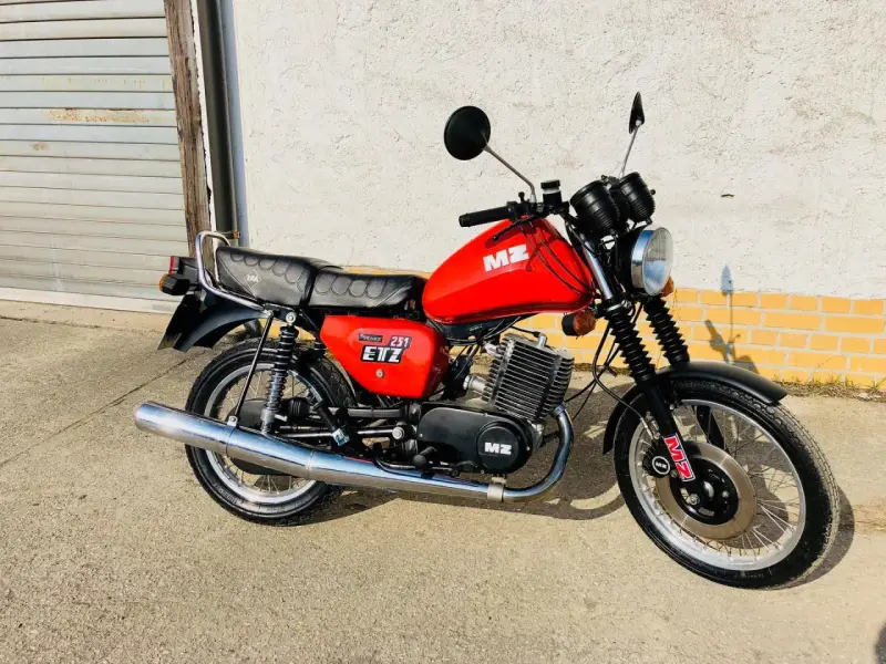 Czerwony motocykl MZ ETZ 251. Dane techniczne tego klasyka z NRD są imponujące, a jego wygląd wciąż przyciąga wzrok.