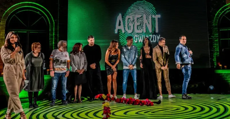 Uczestnicy programu "Agent Gwiazdy" na scenie. Kto jest agentem?