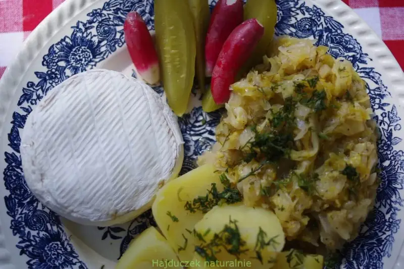 Pyszny camembert z frytkownicy, podany z ziemniakami, kiszonymi ogórkami i rzodkiewką.