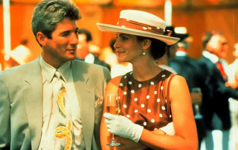 Julia Roberts w kapeluszu i sukience w grochy, obok Richarda Gere'a. Scena z jednego z jej kultowych filmów.