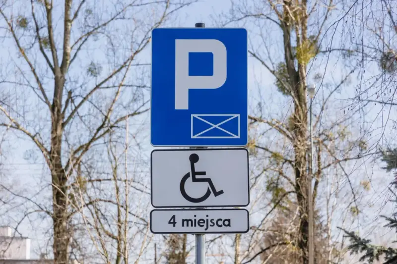 Znak informuje o parkingu dla osób z niepełnosprawnościami. Orzeczenie o niepełnosprawności można uzyskać na wiele chorób, np. schorzenia narządu ruchu.