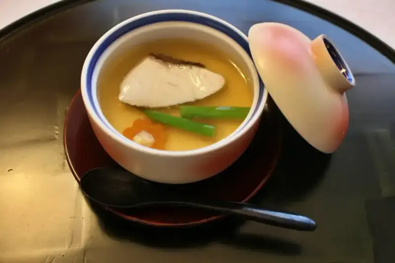 Delikatne danie z rybą i warzywami w bulionie dashi. Idealne do domowego przepisu.