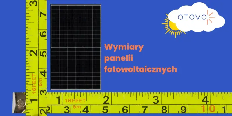 Miarka mierzy wymiary paneli fotowoltaicznych. Logo OTOVO z chmurką i słońcem.