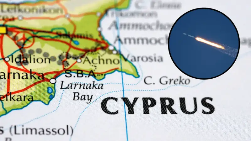 Mapa Cypru z zaznaczonym lotniskiem w Larnace. W okręgu widoczny start rakiety kosmicznej.