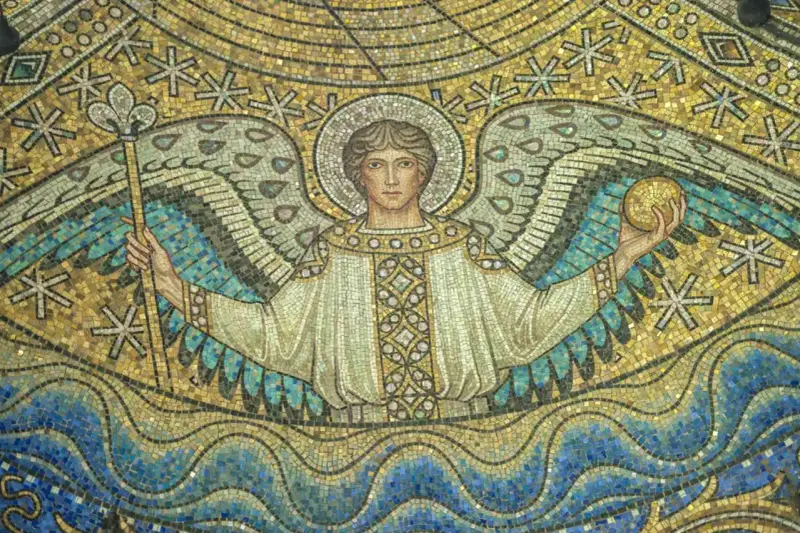 Mozaika przedstawiająca Archanioła Rafała z laską i kulą, na tle fal i gwiazd.