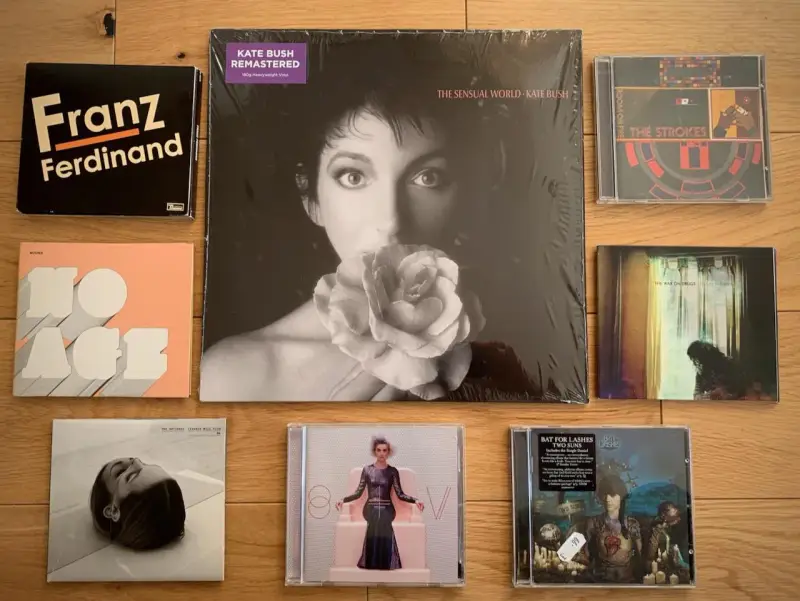 Kolekcja okładek płyt muzycznych: Kate Bush, The Strokes, Franz Ferdinand, The War on Drugs, Bat for Lashes, The National i No Age.