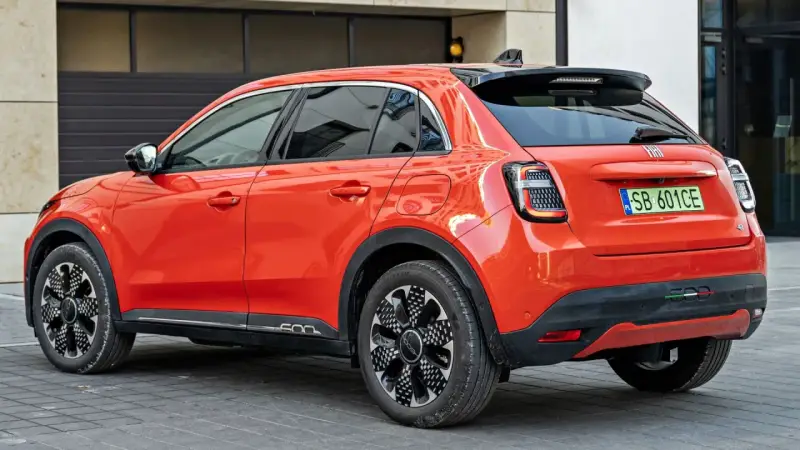 Pomarańczowy Fiat 600 z czarnymi dodatkami i felgami. Sprawdź atrakcyjną fiat 600 cena!