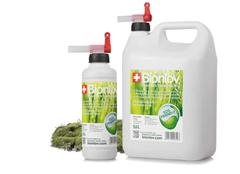 Dwa opakowania ekologicznego paliwa do biokominków Bionlov, jedno 10L, drugie 5L, z zielonym logo "Eco Friendly".
