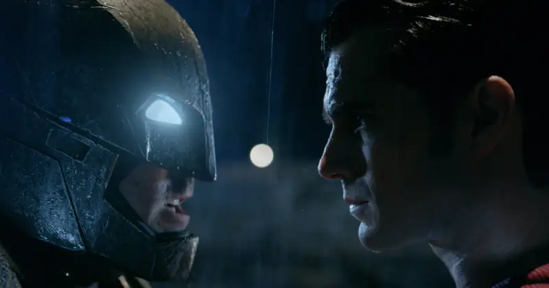 Batman w zbroi i Superman w deszczu, twarz w twarz. Napięcie przed walką Batman vs Superman.