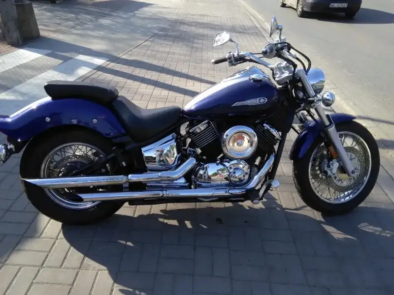Granatowy motocykl Yamaha Drag Star 1100, z chromowanymi elementami. Idealny do podróży, jego yamaha drag star 1100 dane techniczne zachwycają.