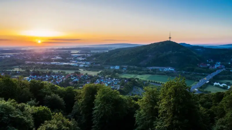 Sonnenaufgang über Porta Westfalica mit Weserdurchbruch, Berg und Fernsehturm.