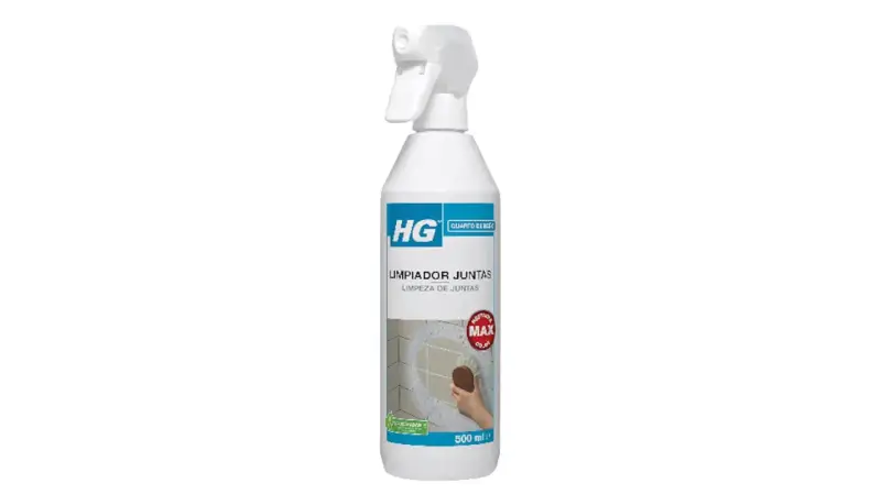 Botella de limpiador HG para limpiar juntas del suelo. Muestra una mano frotando juntas con un cepillo.