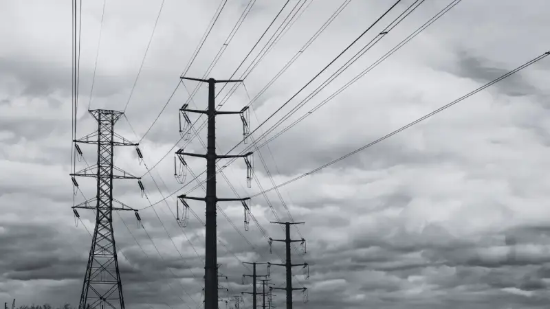 Słupy energetyczne na działce. Zastanawiasz się, ile wynosi odszkodowanie za słupy energetyczne na działce?