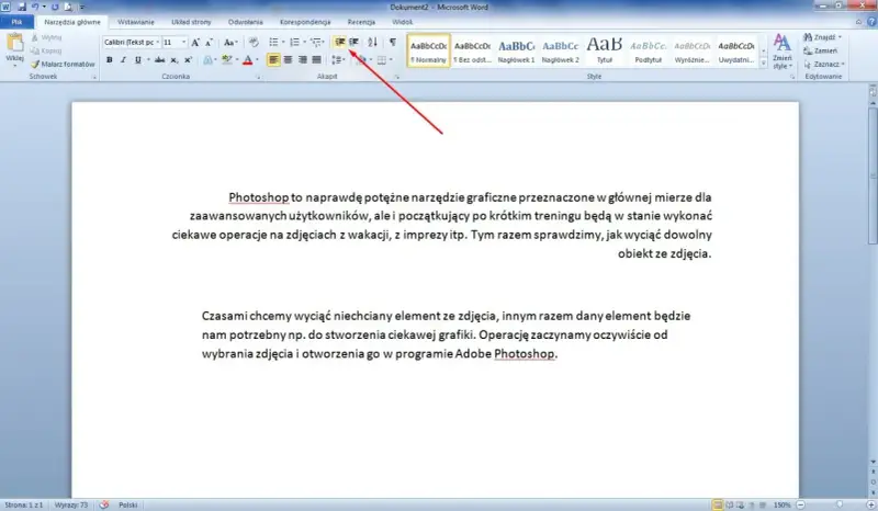 Jak zrobić akapit w Wordzie? Wskazówka na pasku narzędzi pokazuje opcje formatowania tekstu, w tym wyrównanie i interlinia.